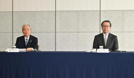 　プロ野球オーナー会議に出席したＮＰＢ・榊原定征コミッショナー（左）と議長の日本ハム・井川伸久オーナー（代表撮影）