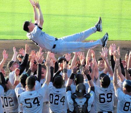 　２９度目のイースタン・リーグ優勝を決めて選手たちの手で宙に舞った桑田２軍監督＝９月１６日