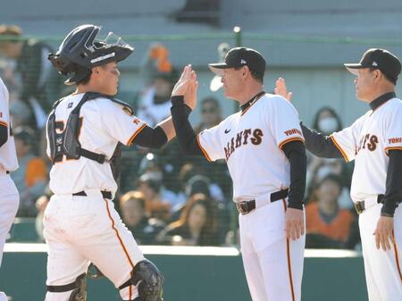 　阪神に連勝し、ナインを迎える桑田２軍監督（中央）＝３月９日