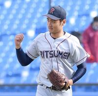 　８回、名城大・雄龍を二ゴロに打ち取りガッツポーズを決める立命大・若田部（撮影・開出牧）