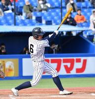 　１回、先制の右前適時打を放つ吉田秀成（撮影・開出牧）