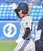 　６回、中前２点適時打を放ちガッツポーズを決める雪野陽真（撮影・開出牧）