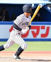 　６回、中前２点適時打を放つ雪野陽真（撮影・開出牧）