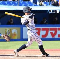 　８回、右前適時打を放つ雪野陽真（撮影・開出牧）