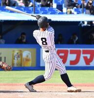 　８回、左犠飛を放つ牟礼翔（撮影・開出牧）