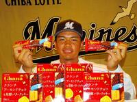 　ロッテのドラフト４位・桜井が仮契約。大好物だというロッテの「ガーナチョコ＆クッキーサンド」を手に笑顔