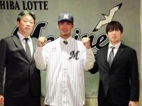 　仮契約を終えたロッテのドラフト４位・桜井（中）と榎アマスカウトディレクター（左）と菅野スカウト