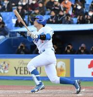 　６回、渡部海は左中間に先制３ランを放つ（撮影・佐藤厚）