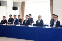 　プロ野球オーナー会議に臨む、前列左から西武後藤高志オーナー、ロッテ玉塚元一オーナー代行、楽天森井誠之オーナー代行、オリックス湊通夫オーナー代行、ソフトバンク大脇満朗オーナー臨時代理人（代表撮影）