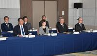 　プロ野球オーナー会議に臨む（左から）中日・大島宇一郎オーナー、ＤｅＮＡ・南場智子オーナー、阪神・秦雅夫オーナー、巨人・山口寿一オーナー（代表撮影）