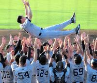 　２９度目のイースタン・リーグ優勝を決めて選手たちの手で宙に舞った桑田２軍監督＝９月１６日