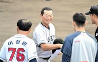 　試合前にメンバー表を交換する桑田２軍監督＝２０２４年１０月