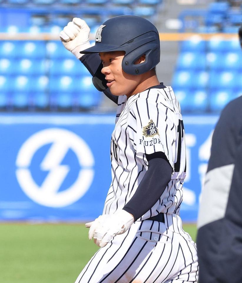 　６回、中前２点適時打を放ちガッツポーズを決める雪野陽真（撮影・開出牧）