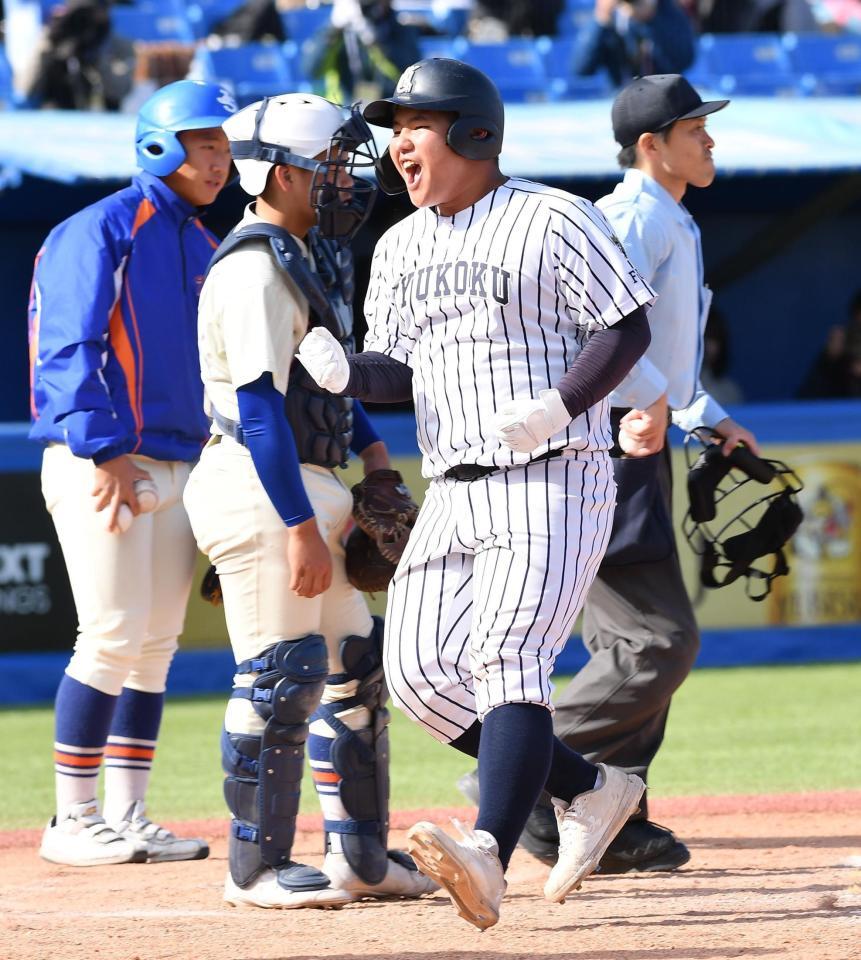 　９回、右越え２ランを放ちガッツポーズを決める上岡煌（撮影・開出牧）