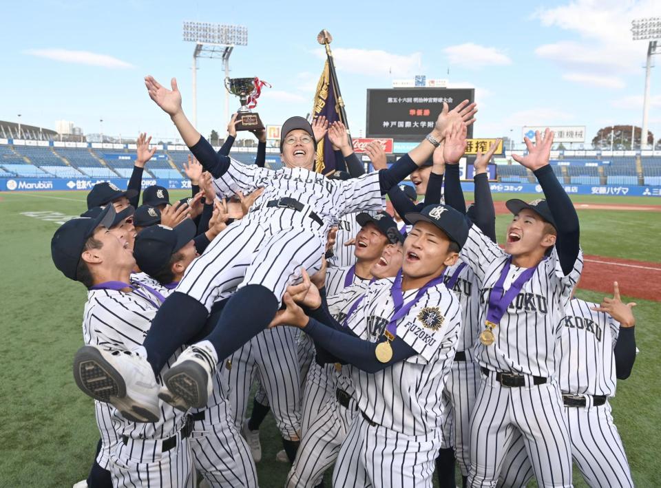 　初優勝しナインに胴上げされる九州国際大付・楠城祐介監督（撮影・開出牧）