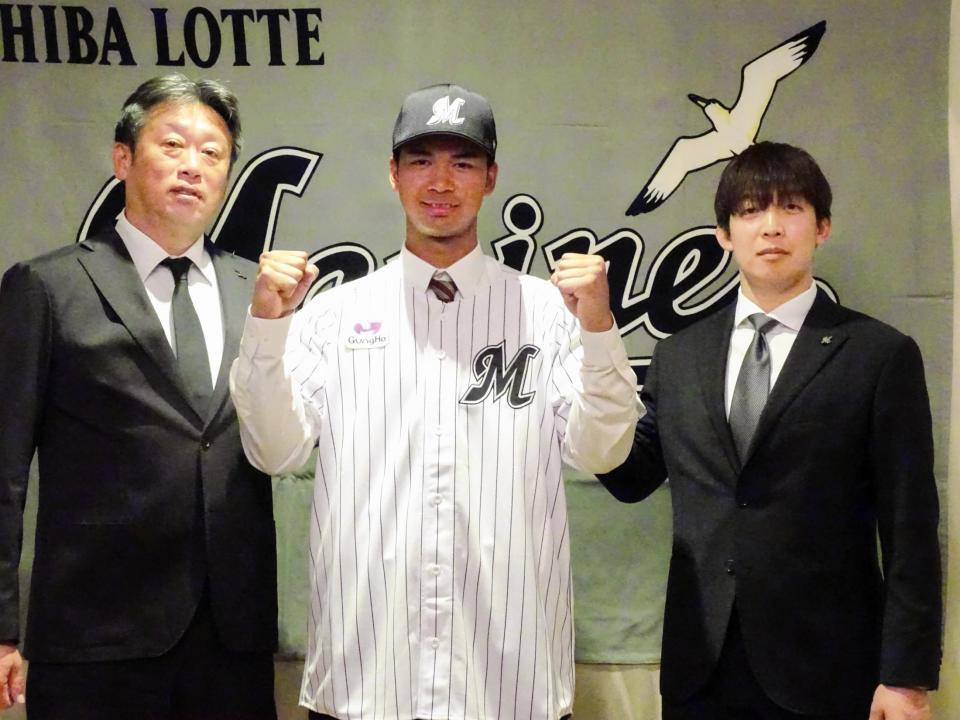 　仮契約を終えたロッテのドラフト４位・桜井（中）と榎アマスカウトディレクター（左）と菅野スカウト