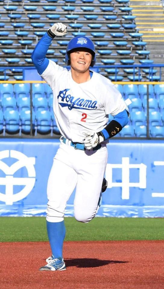 　６回、渡部海は左中間に先制３ランを放ち、ガッツポーズを見せる（撮影・佐藤厚