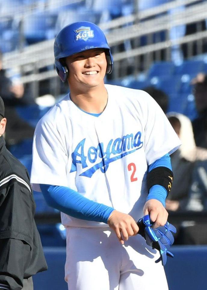 　４回、渡部海は中前安打を放ち、笑顔を見せる（撮影・佐藤厚）