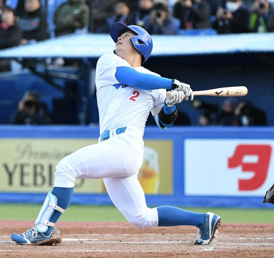 　１回、渡部海は一飛に倒れる（撮影・佐藤厚）