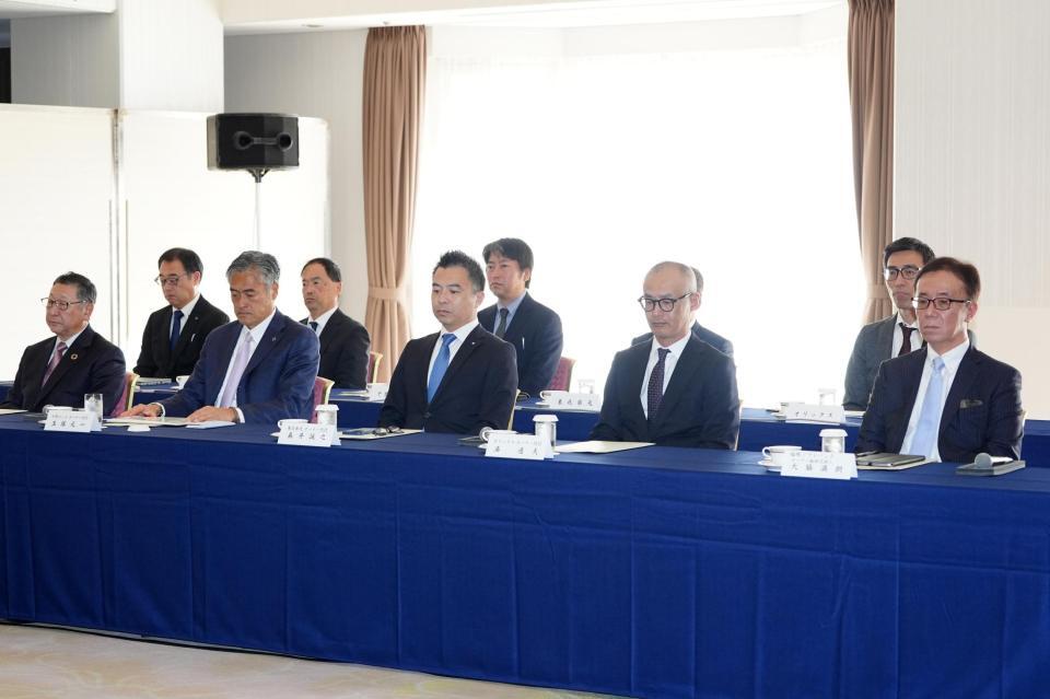　プロ野球オーナー会議に臨む、前列左から西武後藤高志オーナー、ロッテ玉塚元一オーナー代行、楽天森井誠之オーナー代行、オリックス湊通夫オーナー代行、ソフトバンク大脇満朗オーナー臨時代理人（代表撮影）