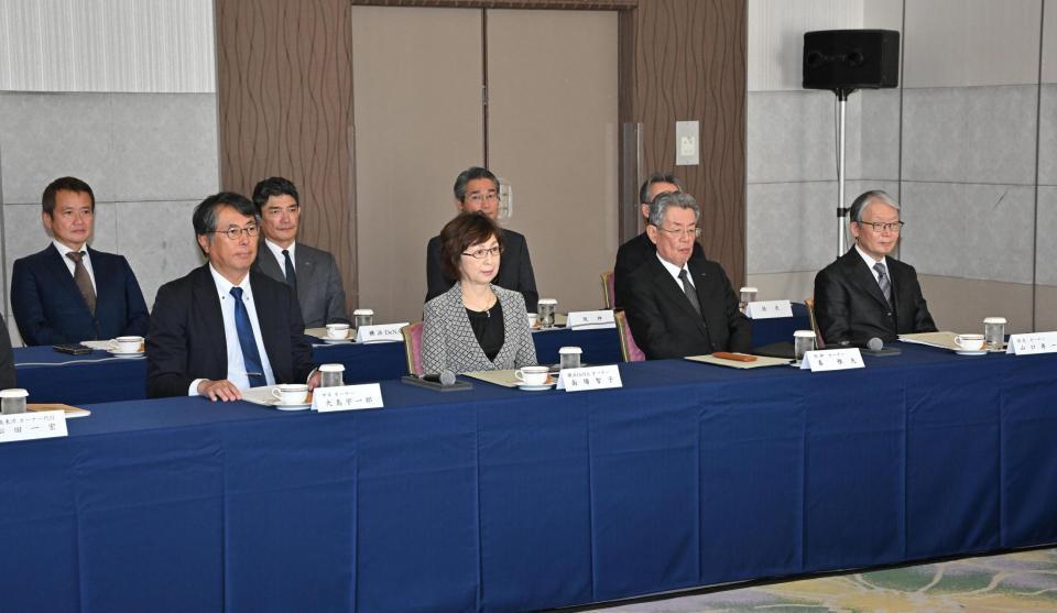 　プロ野球オーナー会議に臨む（左から）中日・大島宇一郎オーナー、ＤｅＮＡ・南場智子オーナー、阪神・秦雅夫オーナー、巨人・山口寿一オーナー（代表撮影）