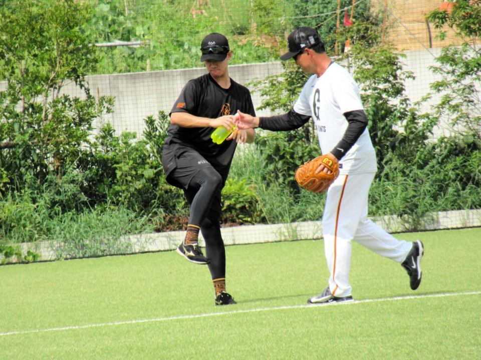 　アドバイスを送る桑田２軍監督と井上（左）＝９月１０日