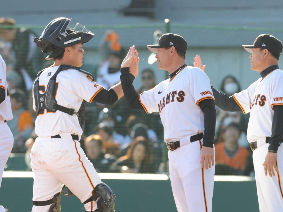 　阪神に連勝し、ナインを迎える桑田２軍監督（中央）＝３月９日