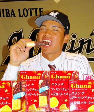　ドラフト４位・桜井が仮契約。大好物だというロッテの「ガーナチョコ＆クッキーサンド」を頬張る