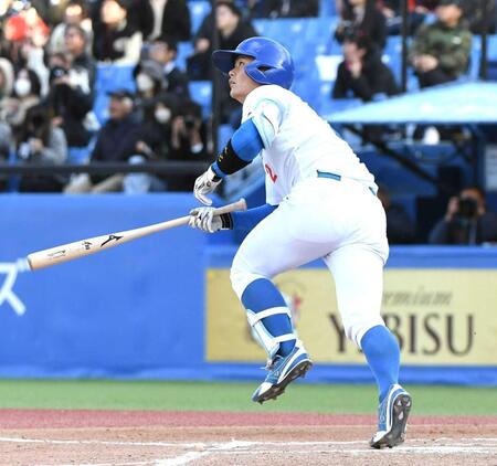 　６回、渡部は左中間に先制３ランを放つ