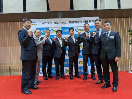 　都市対抗優勝を目標に掲げた尾花氏（左端）らチーム関係者