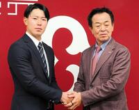 　巨人からドラフト４位で指名された皆川（左）が仮契約。水野編成本部長と握手する
