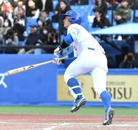　６回、渡部は左中間に先制３ランを放つ