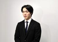 　契約を更改し、取材に応じる柴田