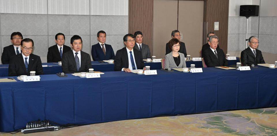 　プロ野球オーナー会議に臨む（左から）ヤクルト・林田哲哉オーナー代行、広島・松田一宏オーナー代行、中日・大島宇一郎オーナー、ＤｅＮＡ・南場智子オーナー、阪神・秦雅夫オーナー、巨人・山口寿一オーナー（代表撮影）
