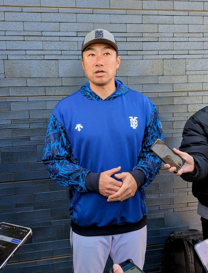 　報道陣に囲まれる相川監督