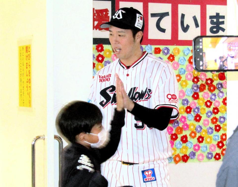 　小学校を訪問した青柳