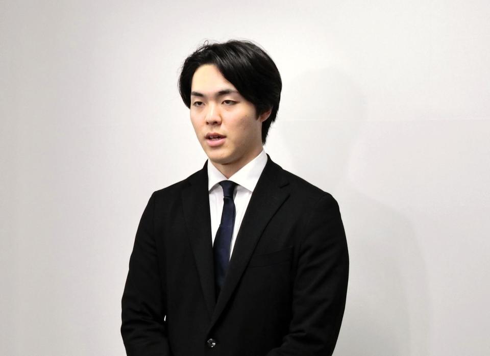 　契約を更改し、取材に応じる柴田