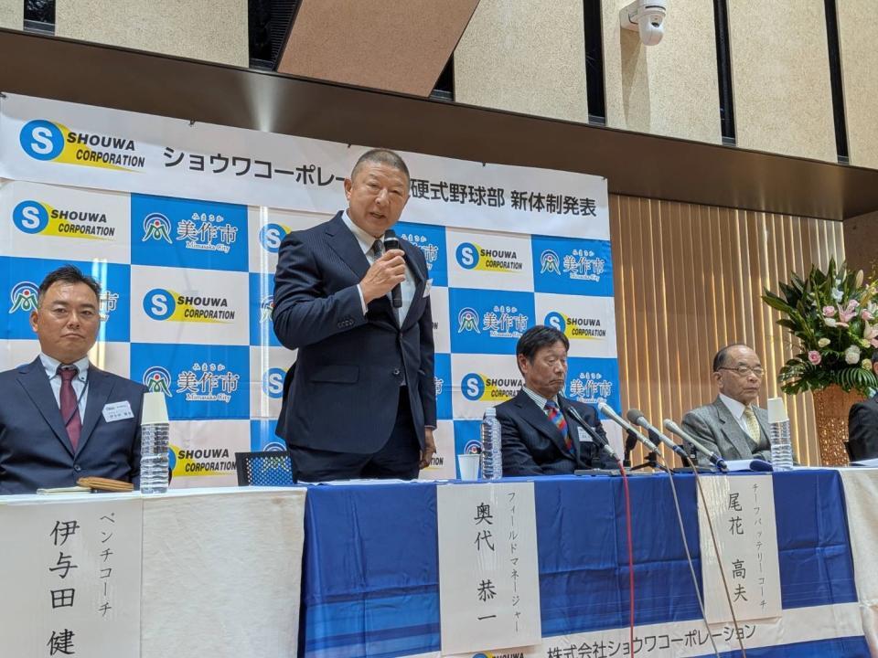 　あいさつする奥代監督（左から２人目）