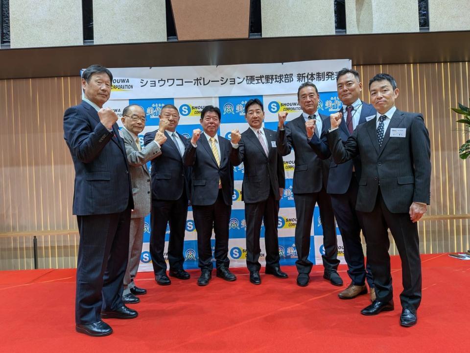 　都市対抗優勝を目標に掲げた尾花氏（左端）らチーム関係者