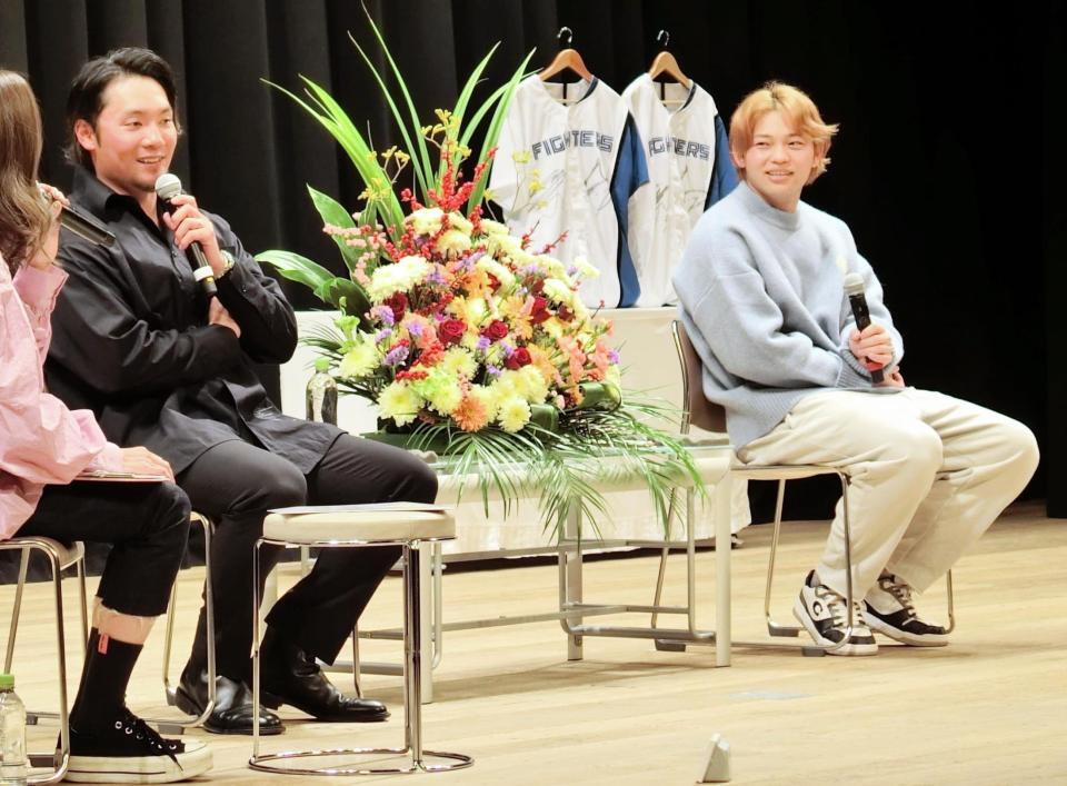 　トークショーで質問に答える伊藤（左）と田宮