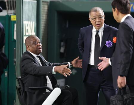 　お別れの会に参列したウォーレン・クロマティ氏（左）と掛布雅之氏（撮影・西岡正）