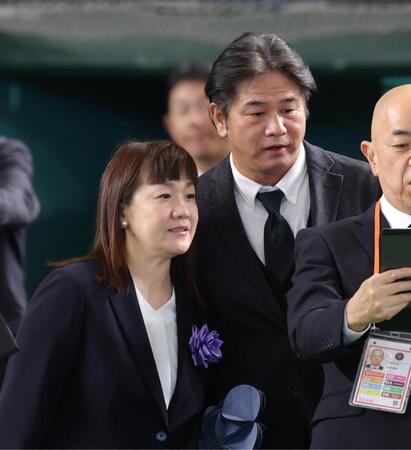 　参列した谷佳知氏（右）と谷亮子氏（撮影・西岡正）