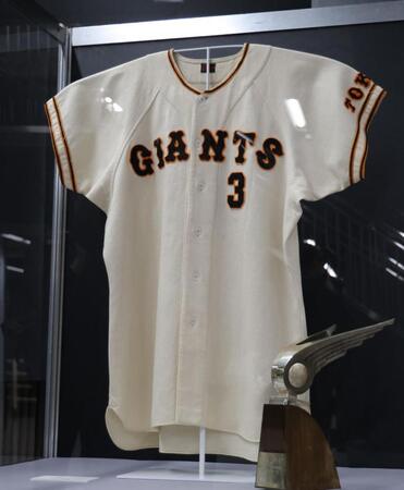 　展示された現役時代のユニホーム（撮影・西岡正）