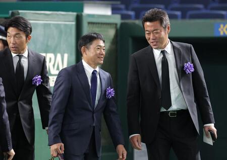 　参列した（左から）清水隆行氏、仁志敏久コーチ、上原浩治氏（撮影・西岡正）
