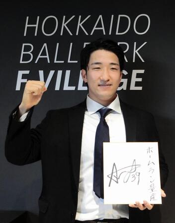 　契約を更改し、来季の目標を掲げてポーズをとる有薗