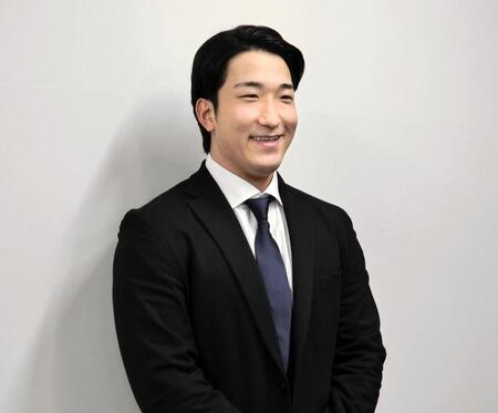 　契約を更改し、笑みを浮かべる有薗