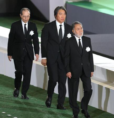 　献花を終えた（左から）王貞治さん、松井秀喜さん、北大路欣也さん