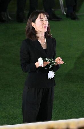 長嶋茂雄さんお別れの会　愛娘の三奈さんが献花　笑顔で父に語りかける