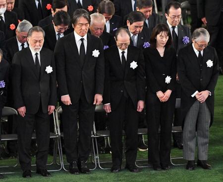 　黙とうする、前列左から北大路欣也、松井秀喜氏、王貞治氏、長島三奈さん、山口寿一オーナー（代表撮影）