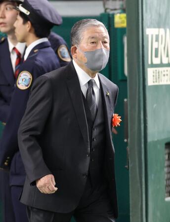 　参列した徳光和夫（撮影・西岡正）